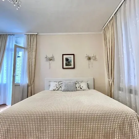 в самом центре столицы. *